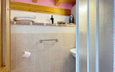 Baita Melissa: Wand, Flooring, Armatur, Interior Design, Fussboden, Installation, Badezimmer, Zimmer, Zapfhahn, Decke