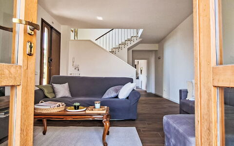 Le 3 Viste: Möbel, Interior Design, Flooring, Couch, Fussboden, Wand, Holz, Wohnzimmer, Zimmer, Decke