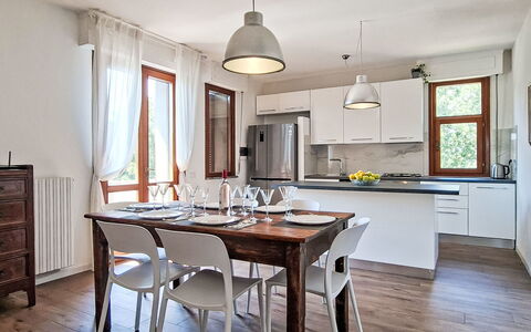 Le 3 Viste: Möbel, Interior Design, Flooring, Stuhl, Holz, Küche & Esszimmer Tisch, Tabelle, Light Fixture, Fussboden, Esszimmer