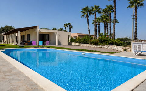 Villa Sara: Blau, Schwimmbad, Resort, Verbundwerkstoff, Freizeit, Schatten, Estate, Eco Hotel, Gartenmöbel, Villa