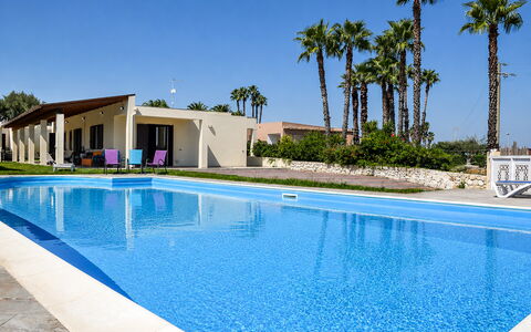 Villa Sara: Blau, Schwimmbad, Resort, Schatten, Estate, Eco Hotel, Landscaping, Hazienda, Villa, Freizeit