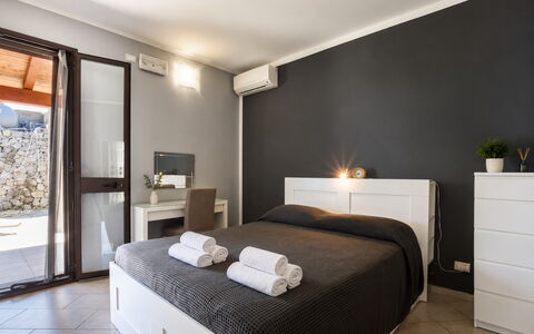 Villa Sara: Schlafzimmer, Bett, Bettdecke, Bedding, Interior Design, Fussboden, Möbel, Wohnung, Bettrahmen, Zimmer