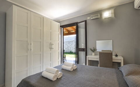 Villa Sara: Interior Design, Schlafzimmer, Bett, Möbel, Decke, Flooring, Fussboden, Zimmer, Bedding, Bettdecke