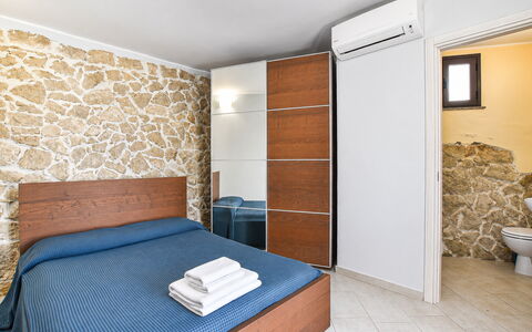 Villa Sara: Fussboden, Flooring, Interior Design, Möbel, Wohnung, Zimmer, Schlafzimmer, Steinwand, Bett, Decke