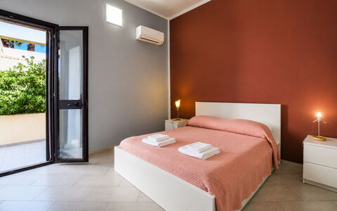 Villa Sara: Interior Design, Fussboden, Wohnung, Zimmer, Schlafzimmer, Decke, Bett, Bedding, Bettrahmen, Bettdecke
