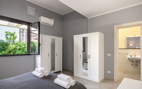Villa Sara: Interior Design, Schlafzimmer, Bett, Fussboden, Decke, Wohnung, Zimmer, Bedding, Bettdecke, Bettrahmen