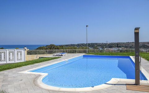 Villa Sara: Blau, Schwimmbad, Verbundwerkstoff, Resort, Schatten, Fliese, Design, Water Feature, Eco Hotel, Flagstone