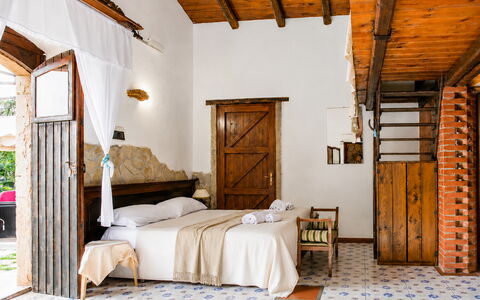 Casa Dafne: Möbel, Holz, Interior Design, Flooring, Fussboden, Decke, Schlafzimmer, Bett, Holzbeize, Zimmer