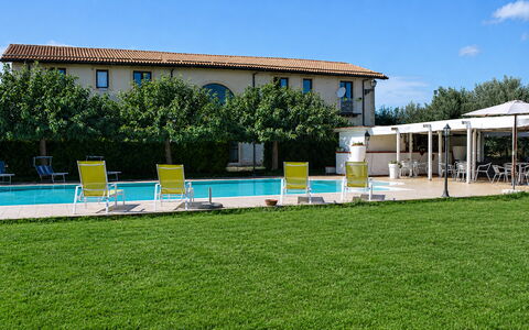 Casa Dafne: Schwimmbad, Schatten, Estate, Resort, Rasen, Hazienda, Garten, Landscaping, Garten, Villa