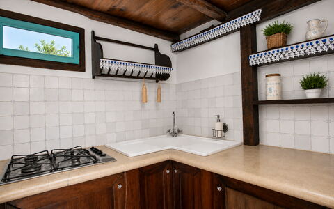 Casa Dafne: Küche, Holz, Interior Design, Countertop, Flooring, Küchengerät, Spüle, Armatur, Herd, Zapfhahn
