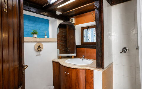 Casa Dafne: Bad Sink, Wand, Armatur, Sinken, Holz, Badezimmer, Zapfhahn, Fussboden, Badezimmerschrank, Flooring