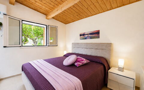 La Dimora di Diana: Bett, Interior Design, Schlafzimmer, Möbel, Bettdecke, Bedding, Fussboden, Zimmer, Flooring, Zuhause