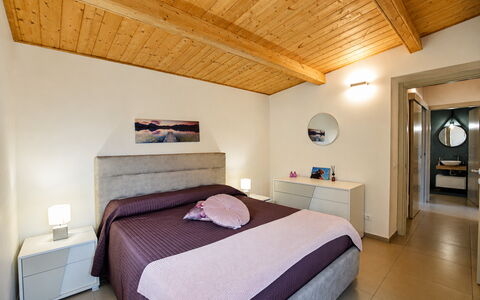 La Dimora di Diana: Bett, Möbel, Interior Design, Schlafzimmer, Flooring, Fussboden, Holz, Zimmer, Decke, Bettdecke