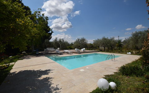 La Dimora di Diana: Schwimmbad, Schatten, Resort, Garten, Gartenmöbel, Landscaping, Flagstone, Water Feature, Beton