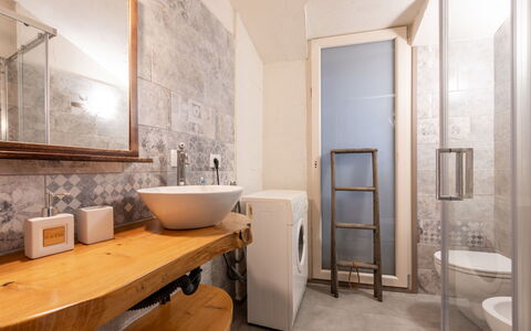 Noah: Flooring, Wand, Fussboden, Interior Design, Armatur, Holz, Badezimmer, Decke, Beleuchtung, Zimmer