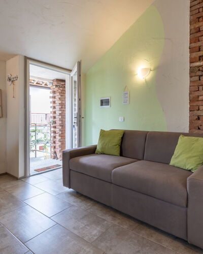Noah: Wand, Möbel, Interior Design, Flooring, Fussboden, Couch, Decke, Zimmer, Wohnzimmer, Wohnung