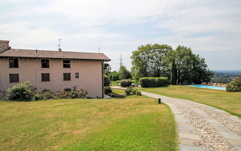 Annika: Gras, Grundstueck, Einfach, Rasen, Estate, Garten, Landscaping, Wiese, Garten, Bauernhaus