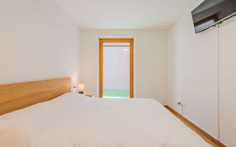 La Corona: Flooring, Interior Design, Wand, Holz, Fussboden, Decke, Schlafzimmer, Holzboden, Bett, Zimmer