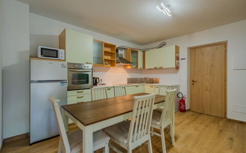 La Corona: Flooring, Interior Design, Möbel, Fussboden, Holz, Decke, Holzboden, Cabinetry, Zimmer, Küche