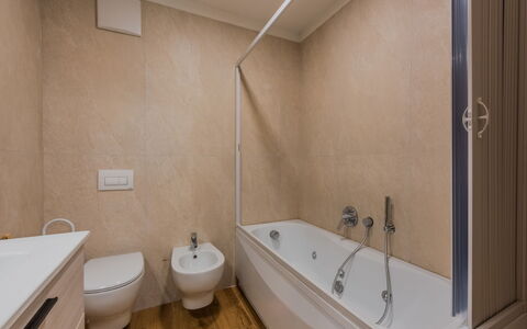 La Corona: Badezimmer, Armatur, Badewanne, Flooring, Wand, Fussboden, Interior Design, Zapfhahn, Sinken, Installation