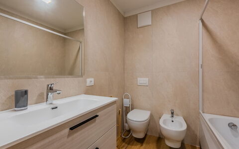 La Corona: Badezimmer, Flooring, Armatur, Bad Sink, Fussboden, Interior Design, Sinken, Badezimmerschrank, Spiegel, Zapfhahn