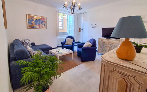 La Riva - Levanto: Möbel, Interior Design, Flooring, Fussboden, Couch, Holz, Wohnzimmer, Zimmer, Decke, Tabelle