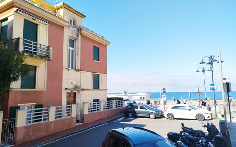 La Riva - Levanto: \Stadt, Wohnung, Familienauto, Balkon, Luxus-Fahrzeug, Mittelklasse-Pkw, City Car, Parkplatz