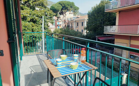 Lola Home - Levanto: Balkon, Wohnung, Veranda, Stuhl, Eigentumswohnung, Gartenmöbel, Schatten, Holzbeize, Tisch Im Freien, Geländer
