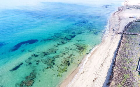 Domus de Mar: Blau, Wasser, Gewässer, Strand, Küste, Meer, Horizont, Küsten Und Ozeanische Forms, Ufer