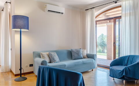 Villa Althea: Möbel, Interior Design, Flooring, Couch, Wand, Fussboden, Holz, Wohnung, Zimmer, Wohnzimmer