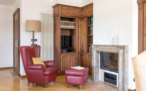 Villa Althea: Möbel, Interior Design, Flooring, Holz, Fussboden, Zuhause, Zimmer, Wohnzimmer, Braun, Beleuchtung