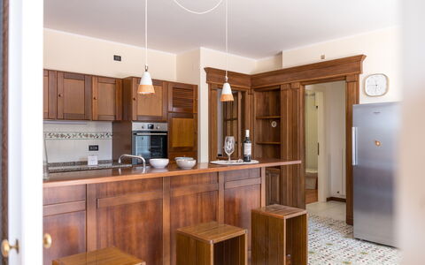 Villa Althea: Flooring, Countertop, Cabinetry, Holz, Interior Design, Möbel, Küche, Fussboden, Decke, Schrank