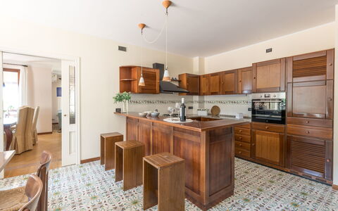 Villa Althea: Möbel, Interior Design, Flooring, Cabinetry, Countertop, Holz, Küche, Fussboden, Decke, Schrank