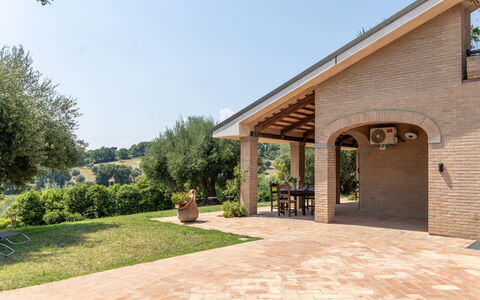 Villa Althea: Backstein, Schatten, Flagstone, Garten, Estate, Hazienda, Bauernhaus, Outdoor Struktur, Landscaping, Blumentopf