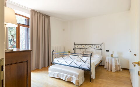 Villa Althea: Interior Design, Möbel, Flooring, Fussboden, Holz, Bett, Schlafzimmer, Decke, Zimmer, Beleuchtung