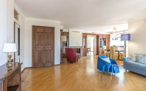 Villa Althea: Flooring, Möbel, Interior Design, Fussboden, Decke, Holz, Zimmer, Holzboden, Couch, Wohnzimmer
