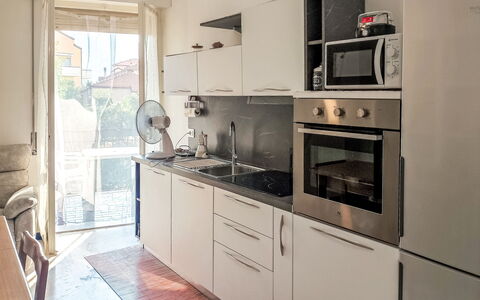 Onda Blu House: Küchengerät, Küche, Countertop, Major Appliance, Cabinetry, Haushaltsgerät, Flooring, Holz, Interior Design, Herd