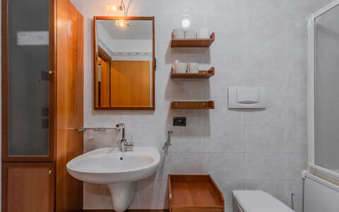 Michelon: Bad Sink, Badezimmer, Sinken, Armatur, Flooring, Spiegel, Interior Design, Holz, Fussboden, Zapfhahn
