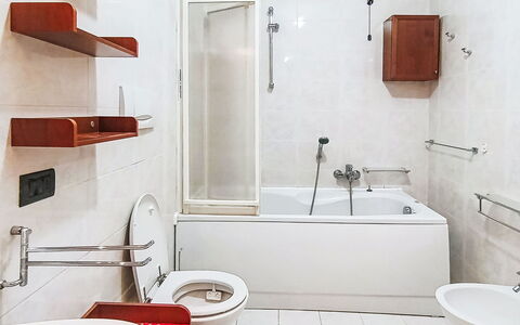 Monica: Badezimmer, Armatur, Flooring, Fussboden, Interior Design, Sinken, Toilette, Zapfhahn, Bad Sink, Badewanne