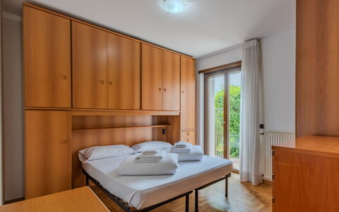 Michelon: Interior Design, Bett, Fussboden, Zimmer, Schlafzimmer, Wohnung, Bettrahmen, Holzbeize, Hartholz, Bedding