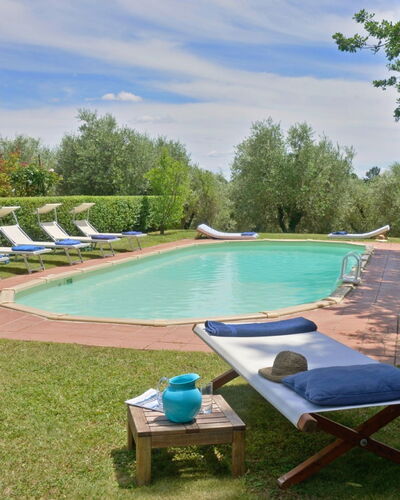 Villa Gioli: Schwimmbad, Gartenmöbel, Möbel, Resort, Estate, Schatten, Garten, Sonnenliege, Landscaping, Hazienda