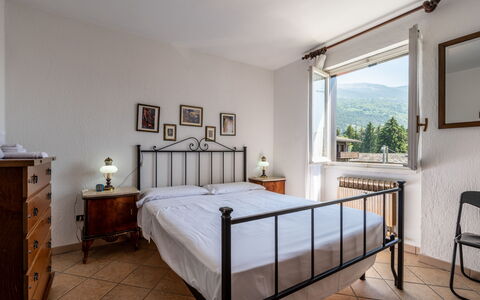 Ilda: Bett, Schlafzimmer, Möbel, Bedding, Bettdecke, Interior Design, Zimmer, Bettrahmen, Decke, Linens