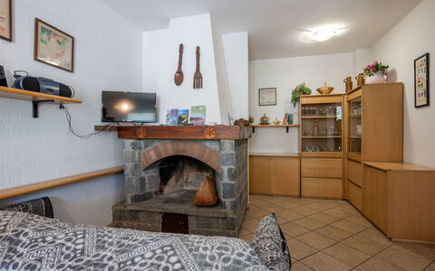 Ilda: Möbel, Interior Design, Flooring, Decke, Fussboden, Zimmer, Wohnzimmer, Wohnung, Couch, Feuerstelle