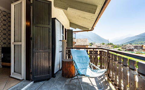 Ilda: Balkon, Wohnung, Gebirge, Stuhl, Schatten, Gartenmöbel, Grat, Bergdorf, Eco Hotel, Penthouse