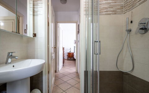 Ilda: Flooring, Fussboden, Armatur, Badezimmer, Interior Design, Bad Sink, Decke, Installation, Zimmer, Beleuchtung
