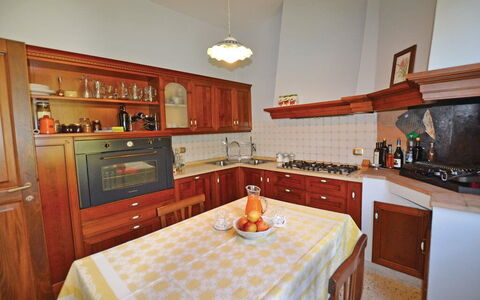Villa Santa Chiara: Küche, Möbel, Cabinetry, Interior Design, Küchengerät, Holz, Countertop, Flooring, Major Appliance, Zimmer