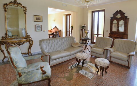Villa Santa Chiara: Möbel, Interior Design, Flooring, Holz, Fussboden, Zimmer, Wohnzimmer, Bilderrahmen, Couch, Beleuchtung