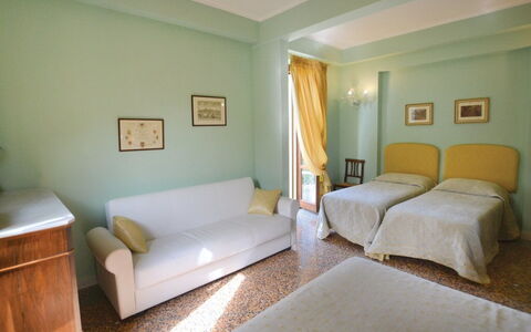 Villa Santa Chiara: Möbel, Interior Design, Fussboden, Zimmer, Flooring, Textil, Decke, Bett, Tabelle, Beleuchtung