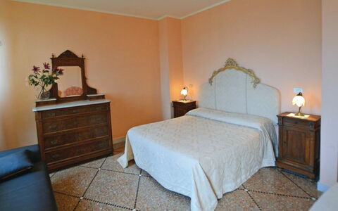 Villa Santa Chiara: Möbel, Schlafzimmer, Interior Design, Bett, Bettdecke, Flooring, Fussboden, Bedding, Linens, Zimmer