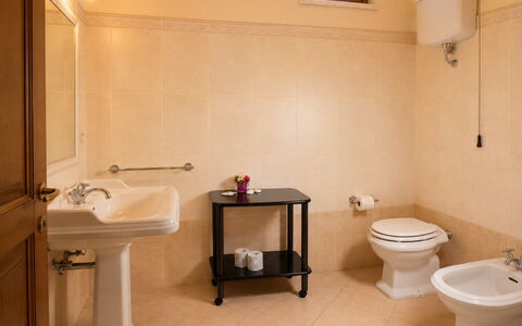 Villa Santa Chiara: Bad Sink, Armatur, Flooring, Badezimmer, Sinken, Interior Design, Fussboden, Zapfhahn, Installation, Toilette
